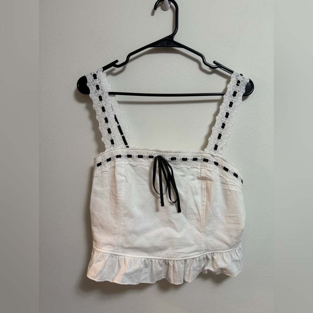 Chic White Sleeveless Blouse with‎ Black Accents